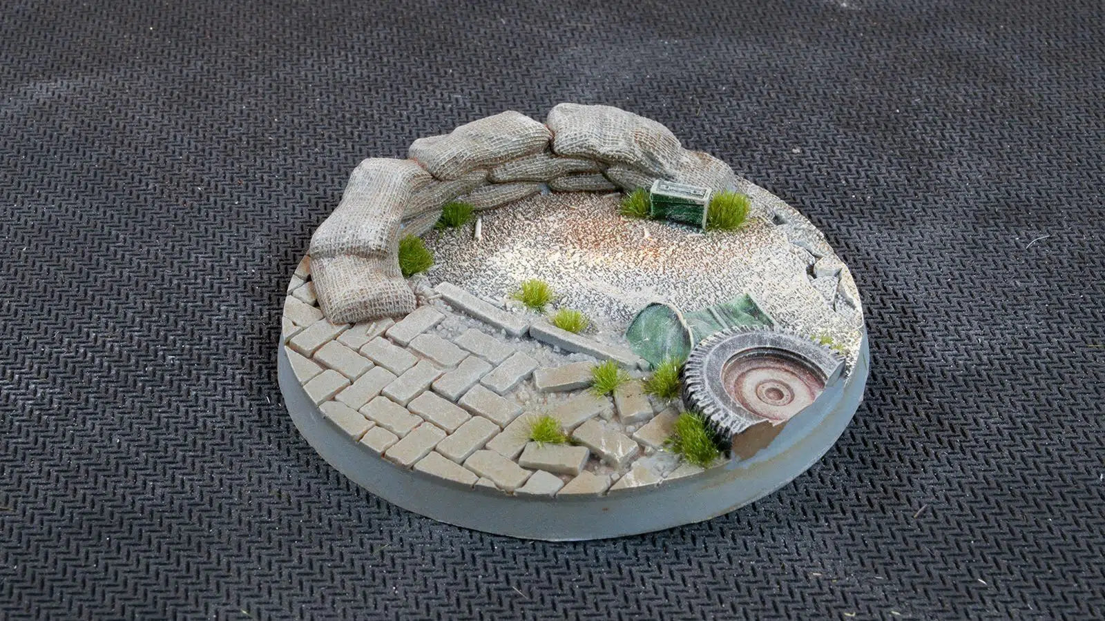 Gamers Grass Battle Ready Bases Urban Warfare Round 40mm (x5) - Loaded Dice