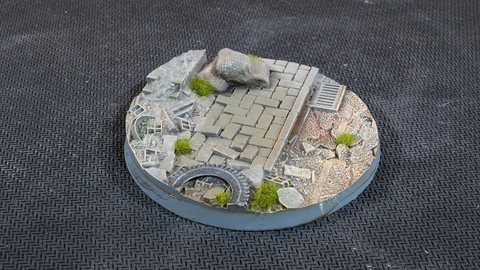 Gamers Grass Battle Ready Bases Urban Warfare Round 40mm (x5) - Loaded Dice