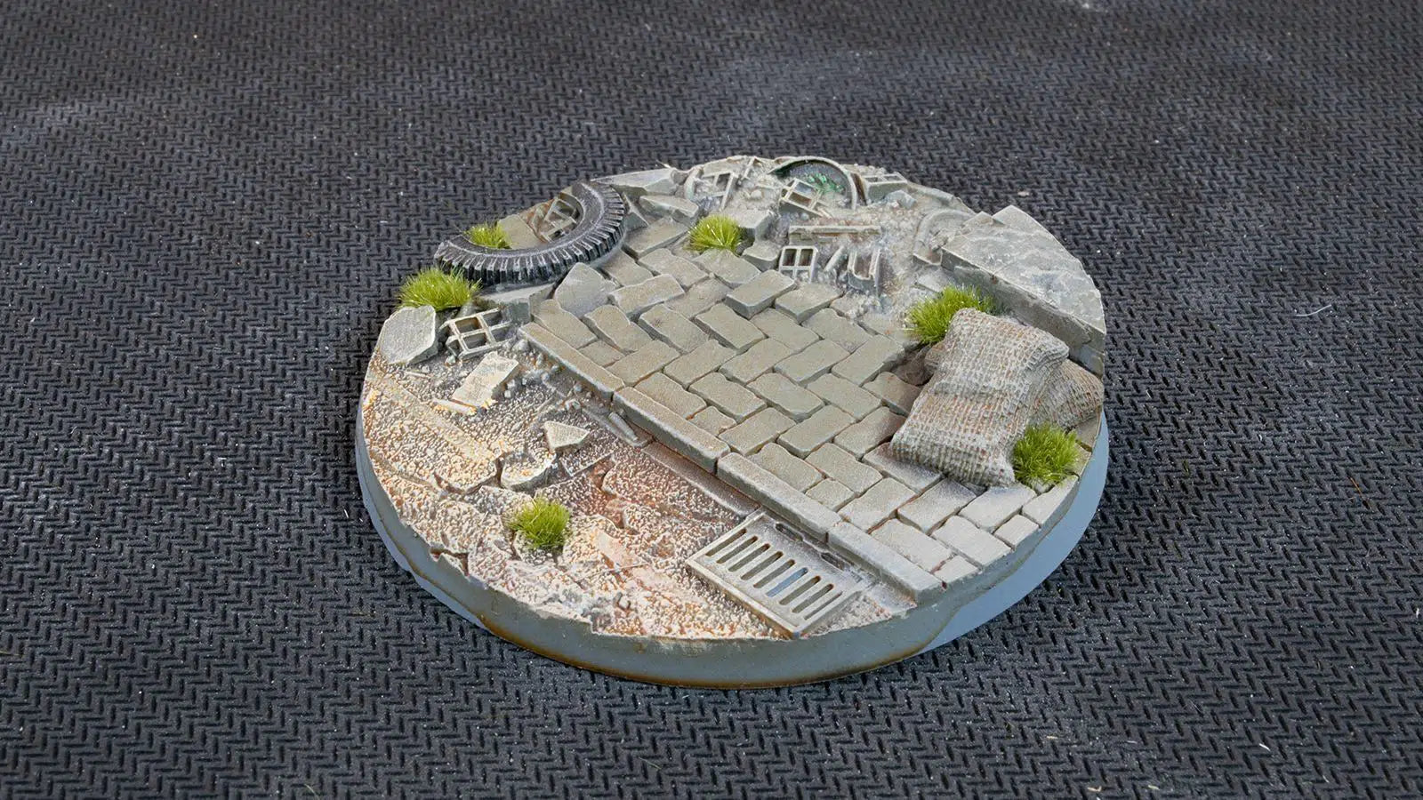 Gamers Grass Battle Ready Bases Urban Warfare Round 40mm (x5) - Loaded Dice
