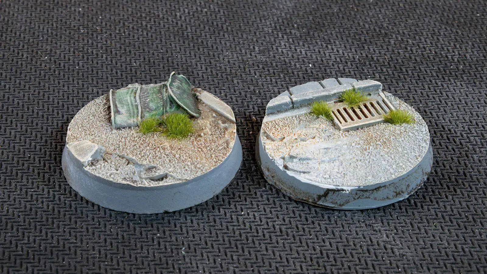 Gamers Grass Battle Ready Bases - Urban Warfare Round 32mm (x8) - Loaded Dice
