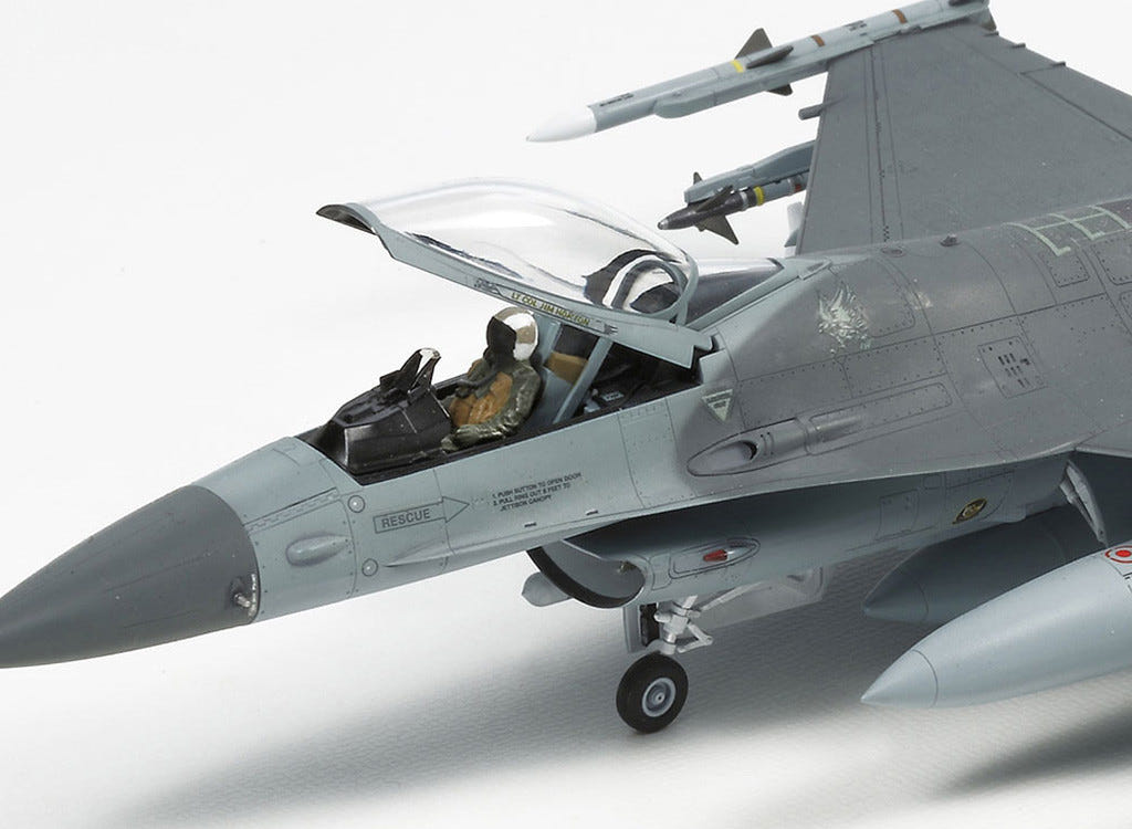 Tamiya 1:72 F-16CJ Block 50 Fighting Falcon with Full Equipment - 60788