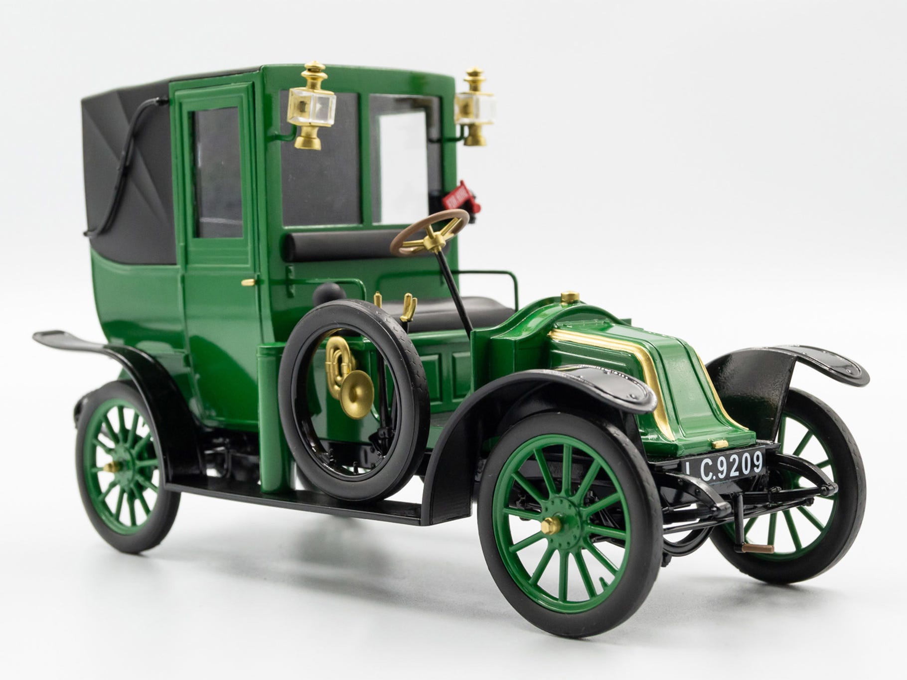 ICM 1:24 Type AG 1910 London Taxi Car - ICM24031