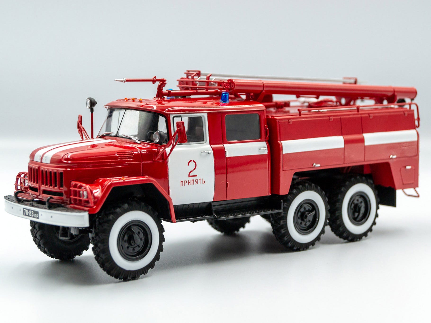ICM 1:35 Chernobyl #2 Fire Fighters (AC-40-137A Fire Truck / 4 Figures & Diorama Base with Background) - ICM35902