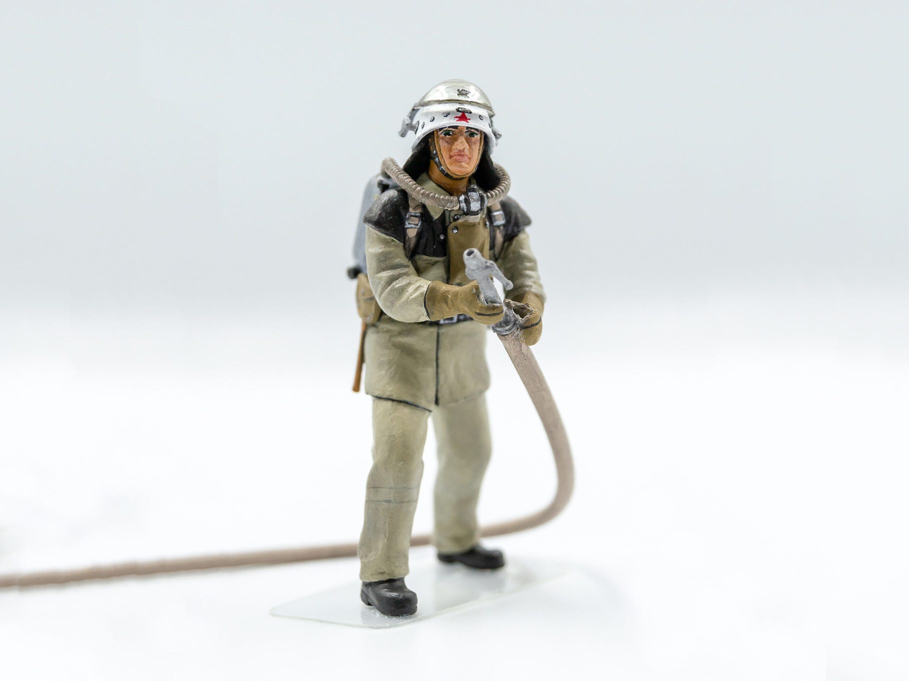 ICM 1:35 Chernobyl #2 Fire Fighters (AC-40-137A Fire Truck / 4 Figures & Diorama Base with Background) - ICM35902