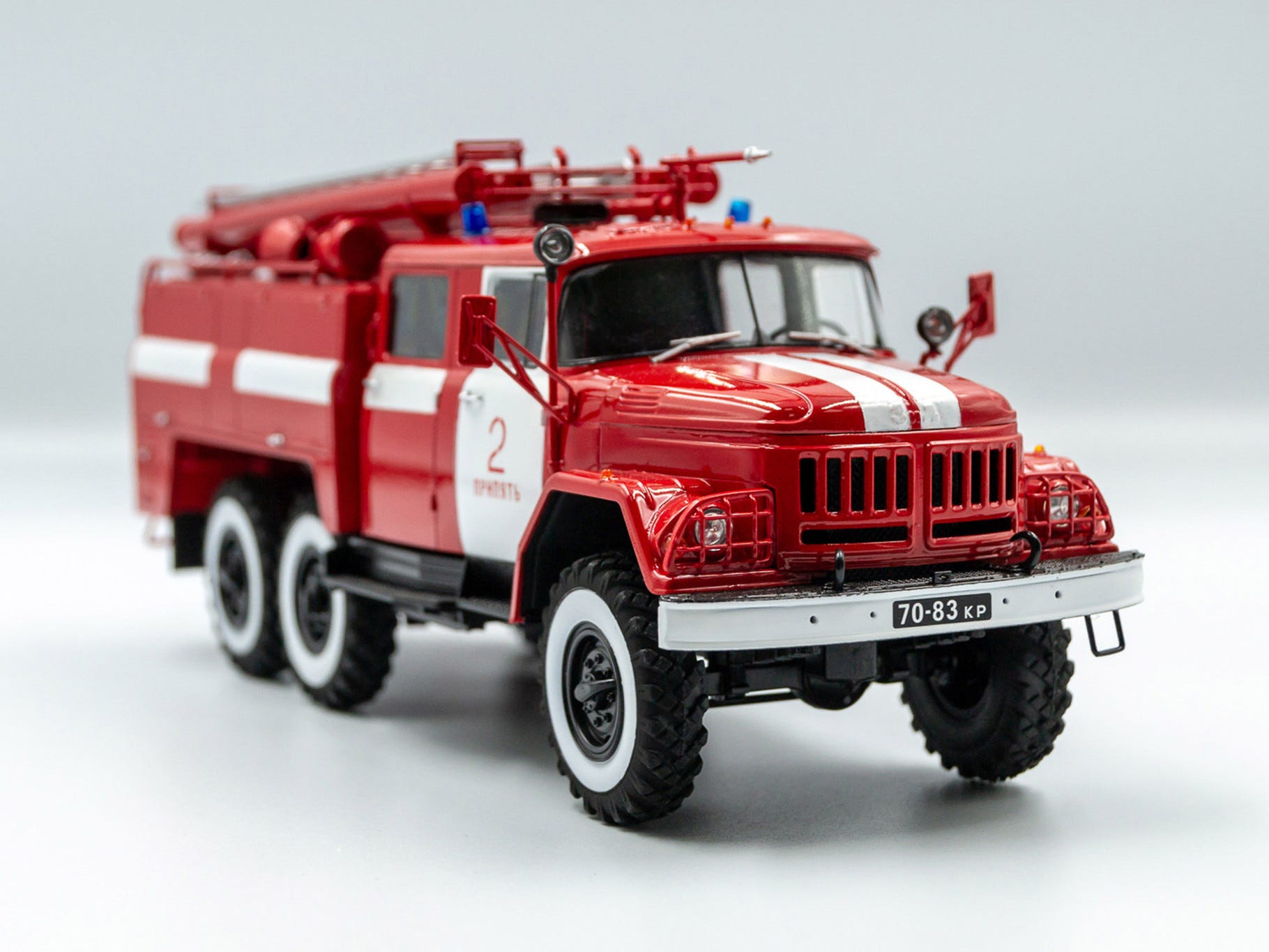 ICM 1:35 Chernobyl #2 Fire Fighters (AC-40-137A Fire Truck / 4 Figures & Diorama Base with Background) - ICM35902