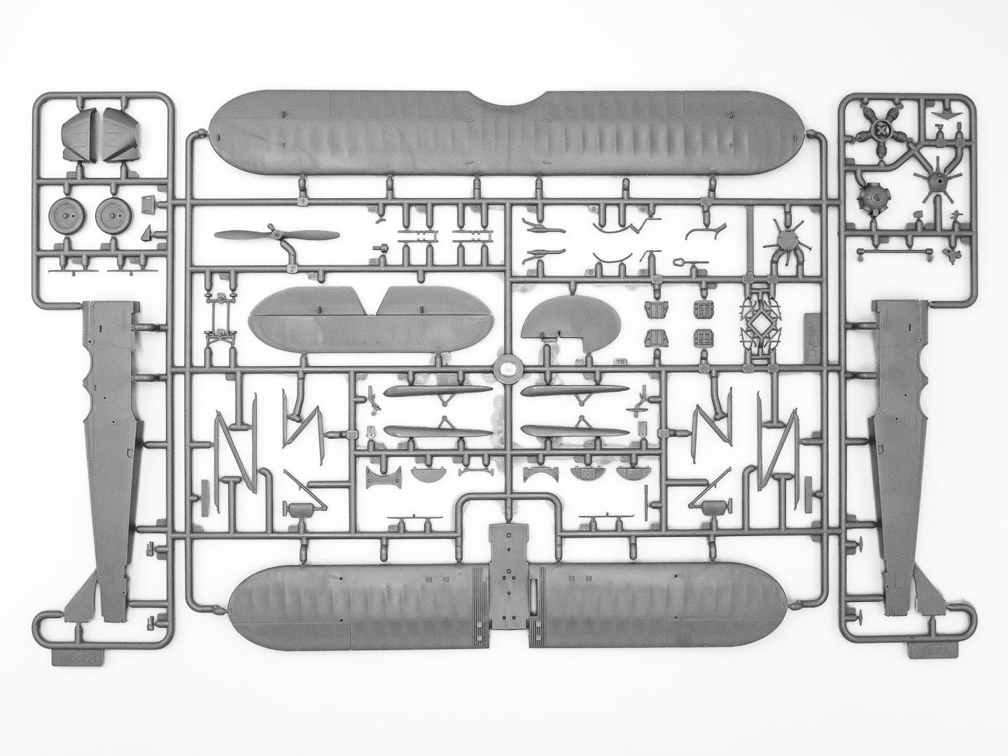 ICM 1:48 U-2/Po-2VS with Soviet Pilots & GP (1943-1945) 7 Figures - ICM48254