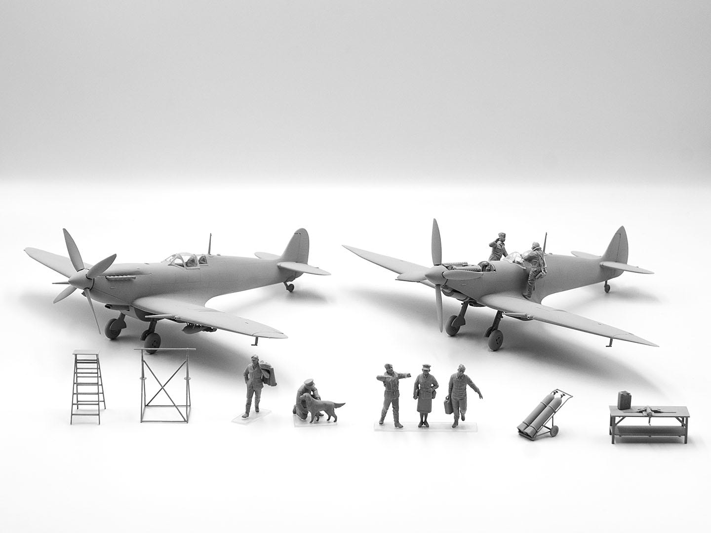 ICM 1:48 WWII RAF Airfield Set Spitfire Mk.IX & Mk.VII with RAF Pilots & Ground Personnel (7 Figures) - ICMDS4802