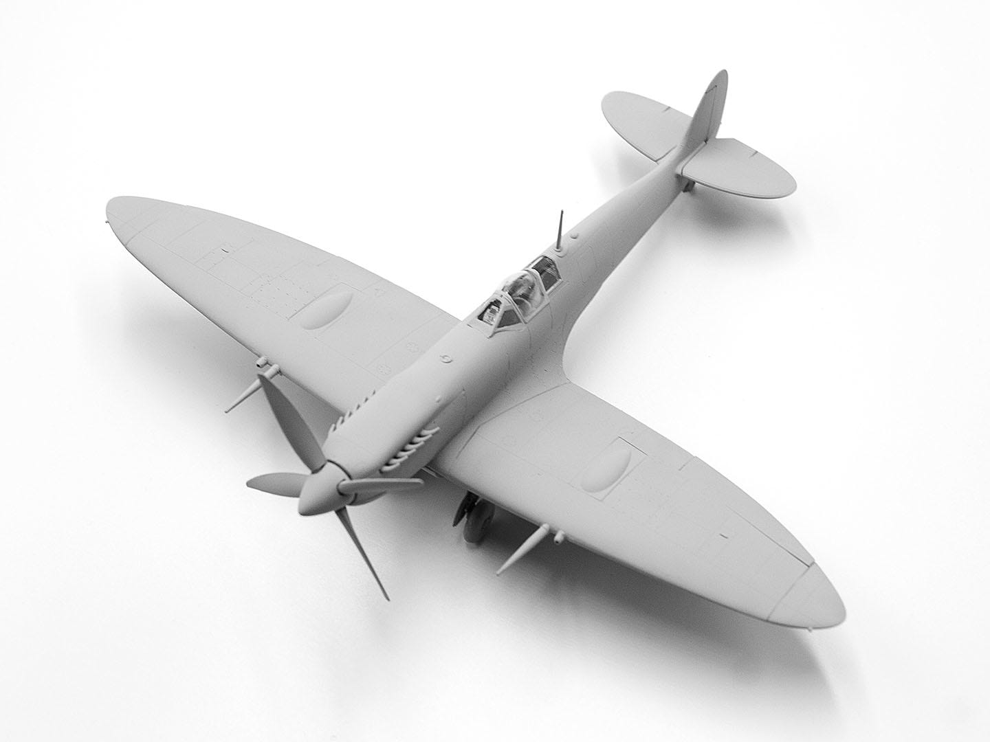 ICM 1:48 WWII RAF Airfield Set Spitfire Mk.IX & Mk.VII with RAF Pilots & Ground Personnel (7 Figures) - ICMDS4802