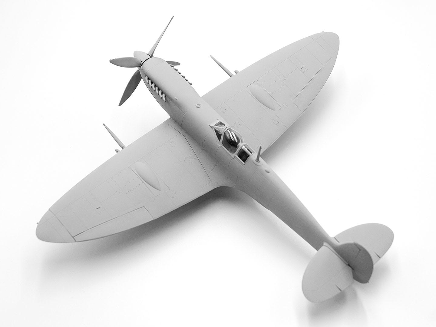 ICM 1:48 WWII RAF Airfield Set Spitfire Mk.IX & Mk.VII with RAF Pilots & Ground Personnel (7 Figures) - ICMDS4802