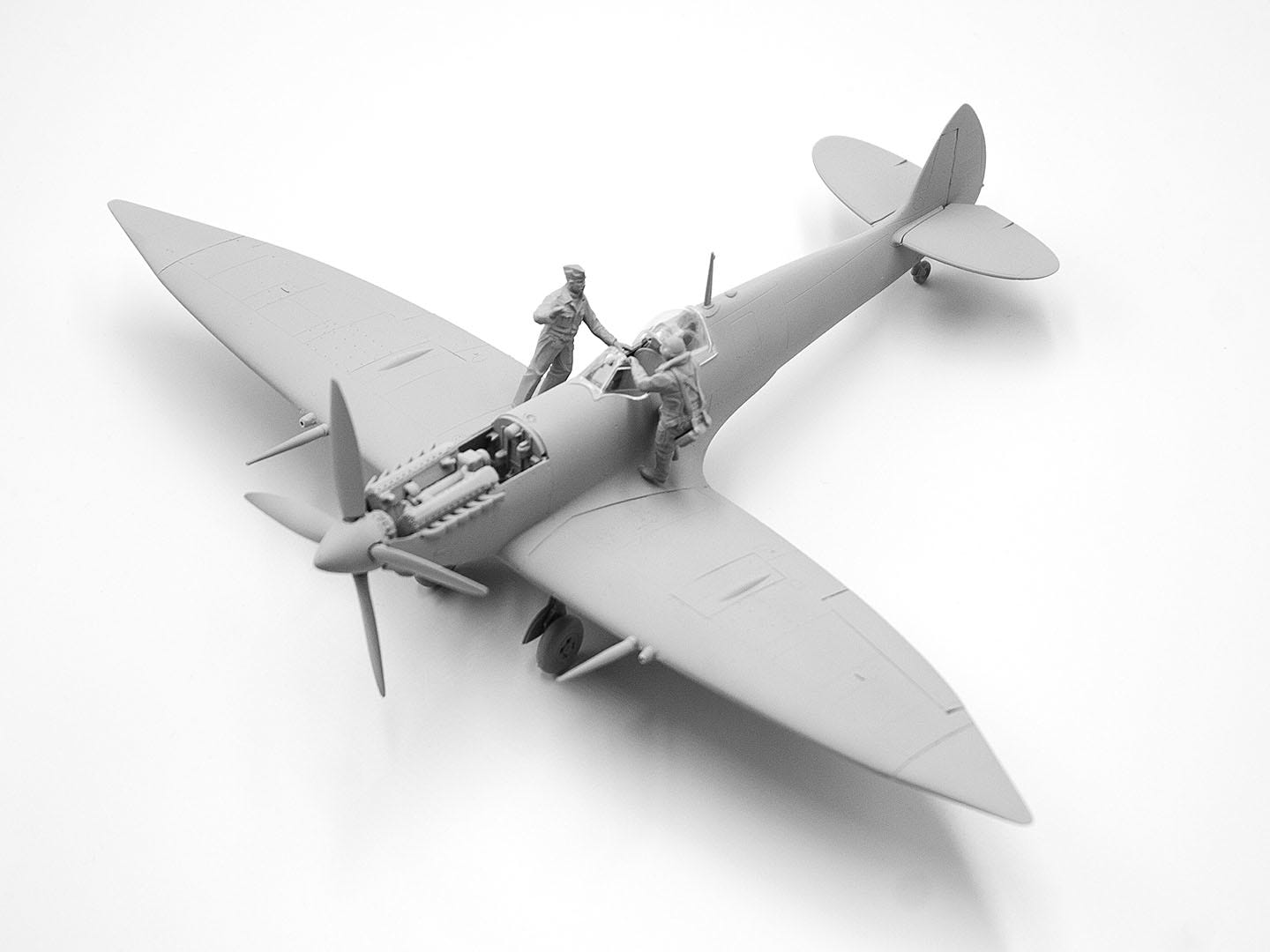 ICM 1:48 WWII RAF Airfield Set Spitfire Mk.IX & Mk.VII with RAF Pilots & Ground Personnel (7 Figures) - ICMDS4802