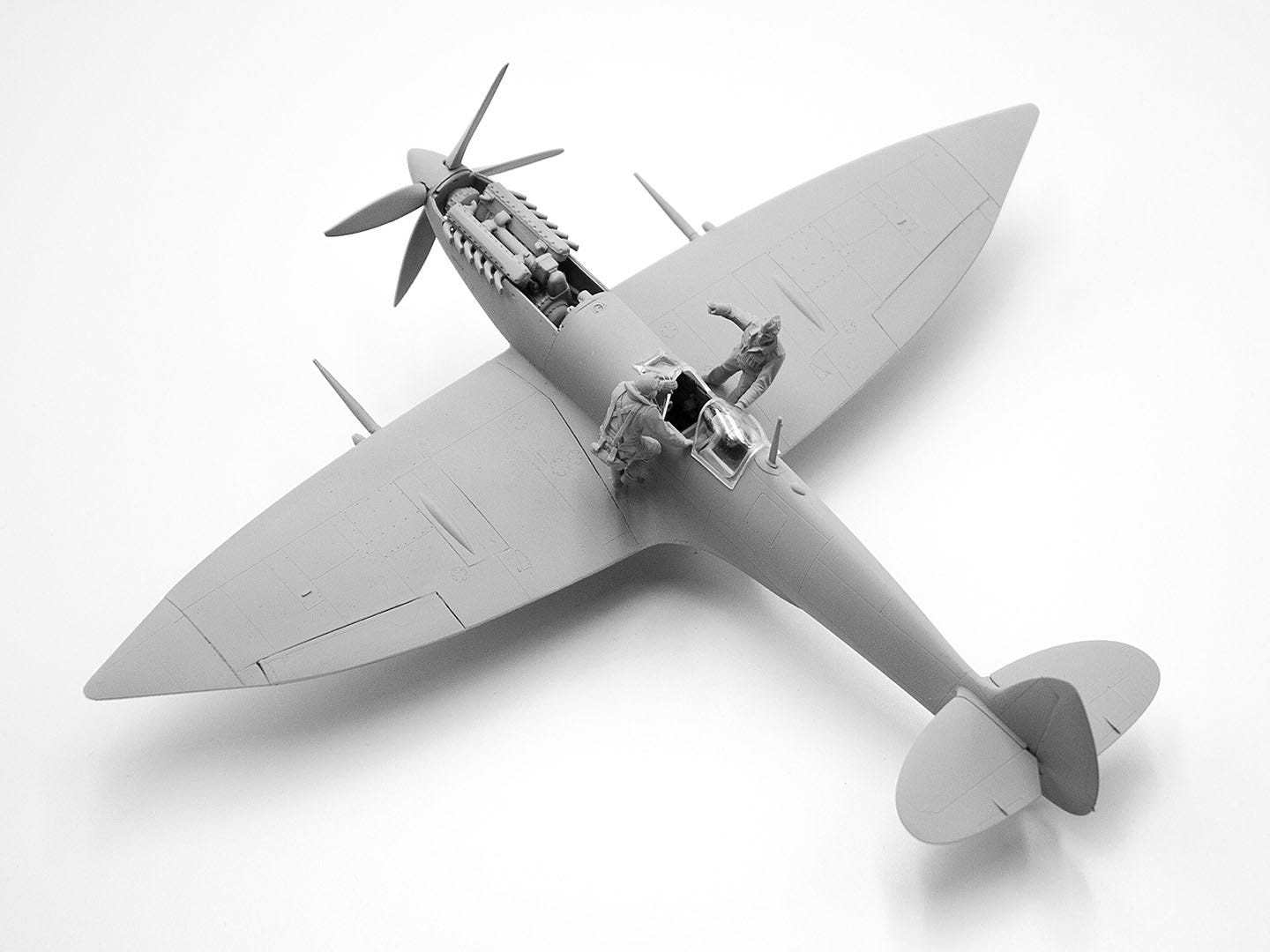 ICM 1:48 WWII RAF Airfield Set Spitfire Mk.IX & Mk.VII with RAF Pilots & Ground Personnel (7 Figures) - ICMDS4802