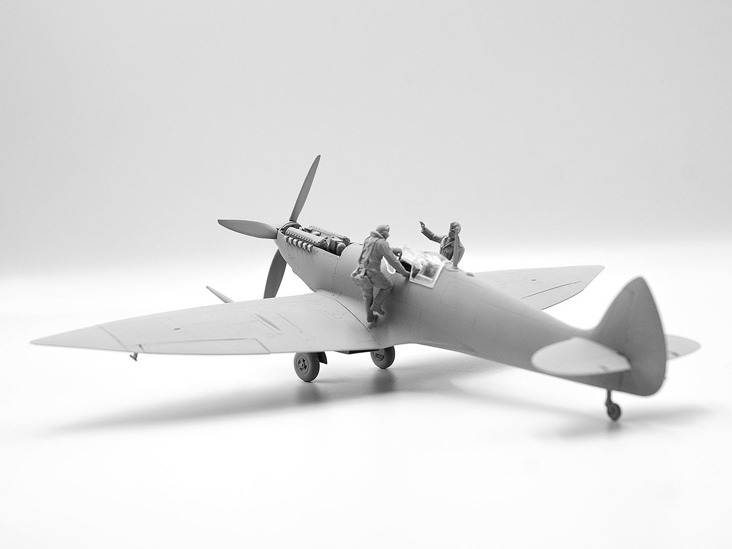 ICM 1:48 WWII RAF Airfield Set Spitfire Mk.IX & Mk.VII with RAF Pilots & Ground Personnel (7 Figures) - ICMDS4802