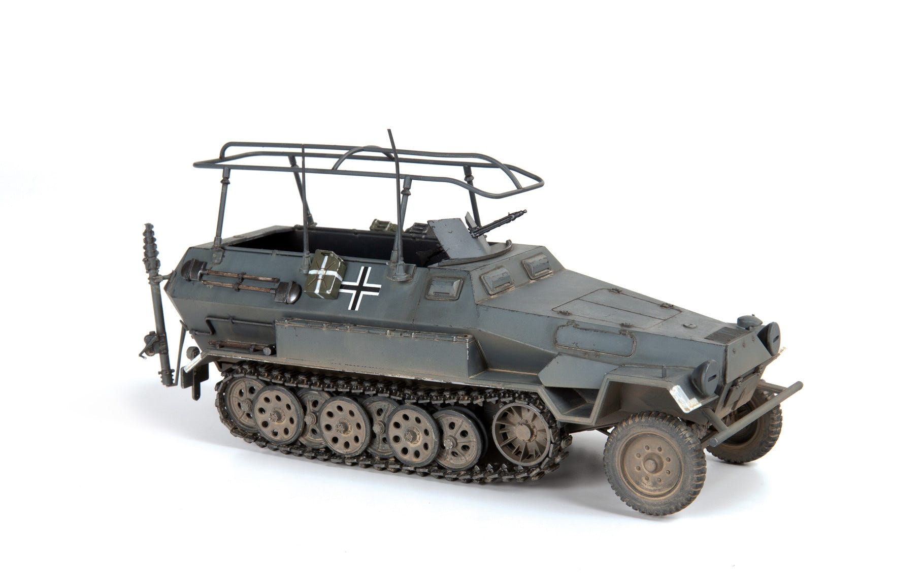 Zvezda 1:35 Sd. Kfz. 251/3 Ausf. B Half-Tracked Radio Car - Z3604