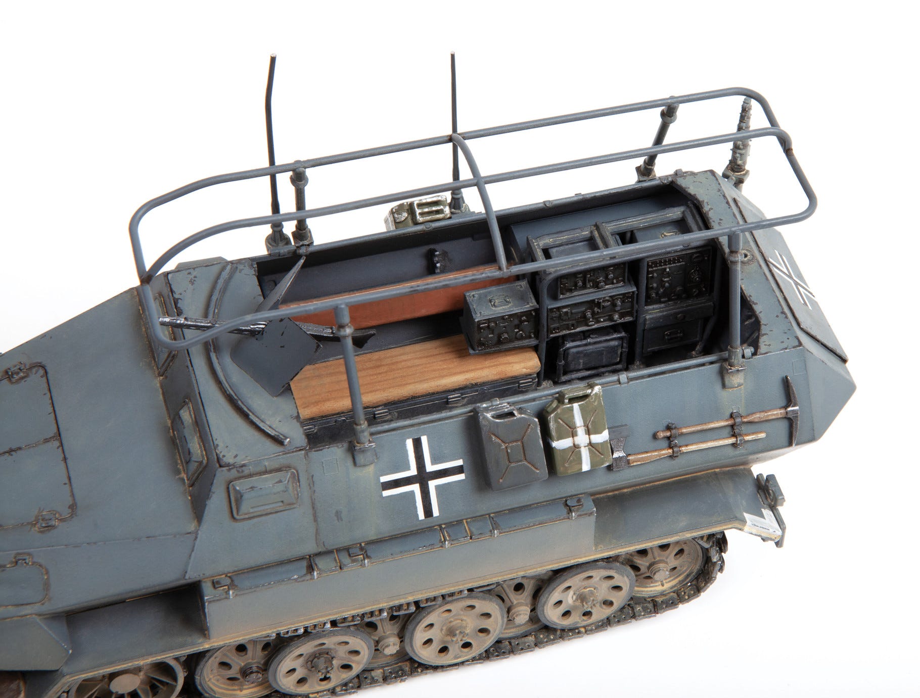 Zvezda 1:35 Sd. Kfz. 251/3 Ausf. B Half-Tracked Radio Car - Z3604