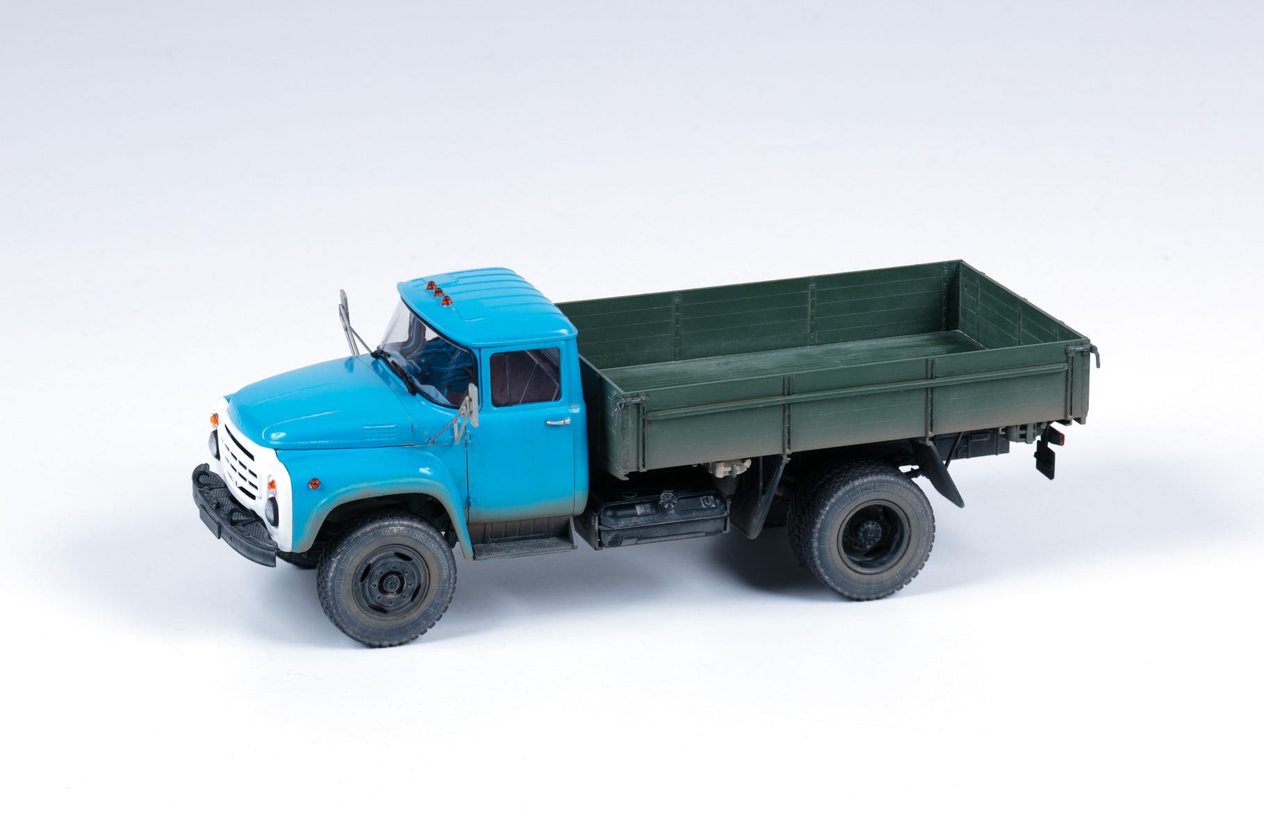 Zvezda 1:35 ZIL-130 Soviet Truck - Z3712