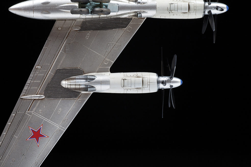 Zvezda 1:144 TU-95 Soviet Turboprop Bomber - Z7038