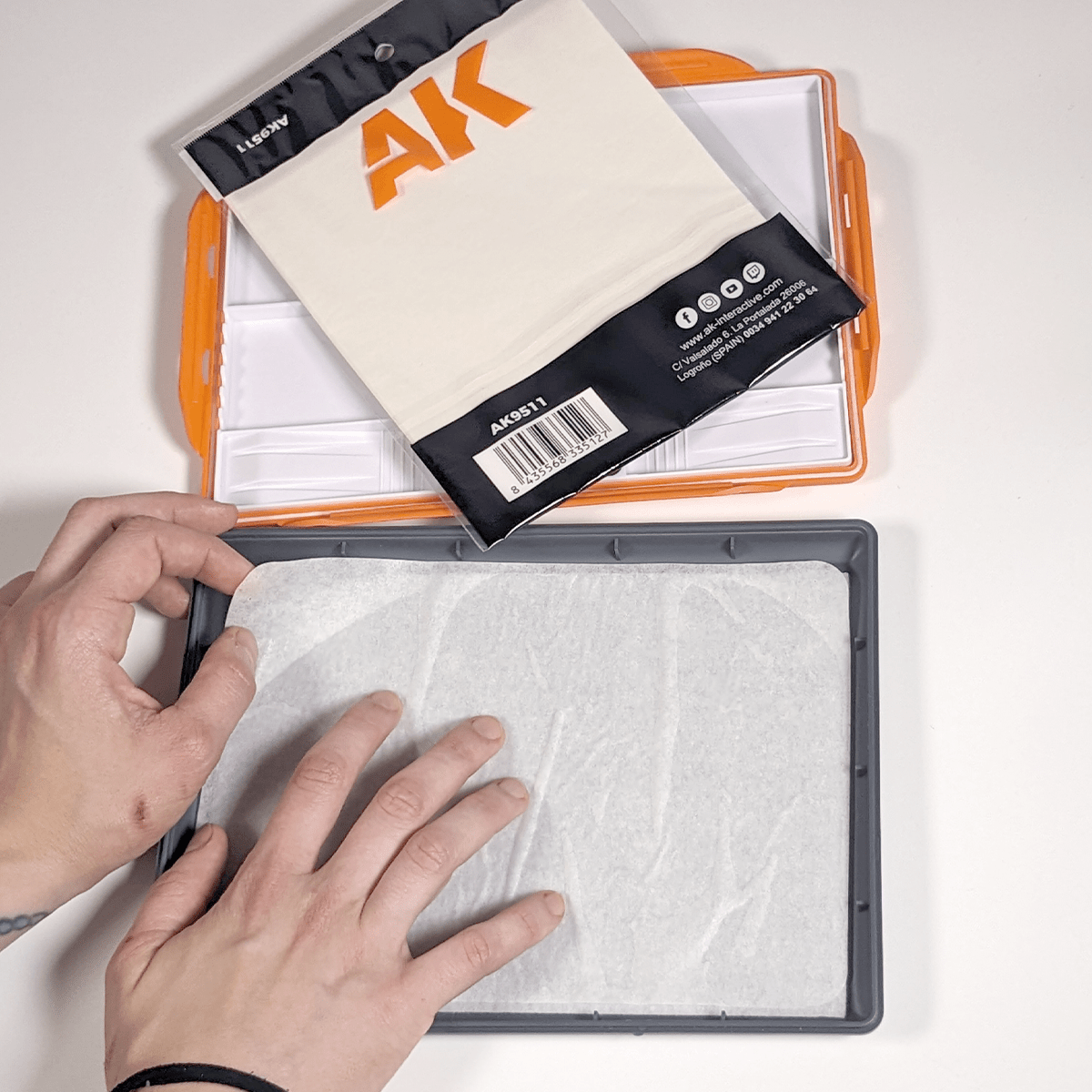 AK Interactive - Wet Palette with 40 Paper Sheets and 2 Wipes - Loaded Dice