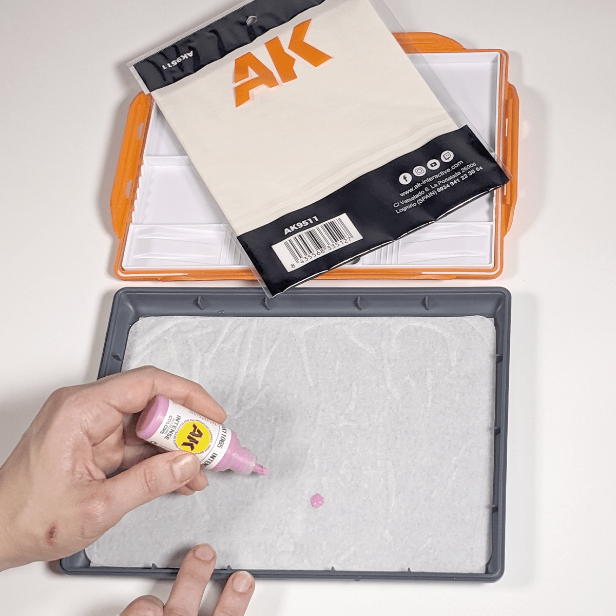 AK Interactive - Wet Palette with 40 Paper Sheets and 2 Wipes - Loaded Dice