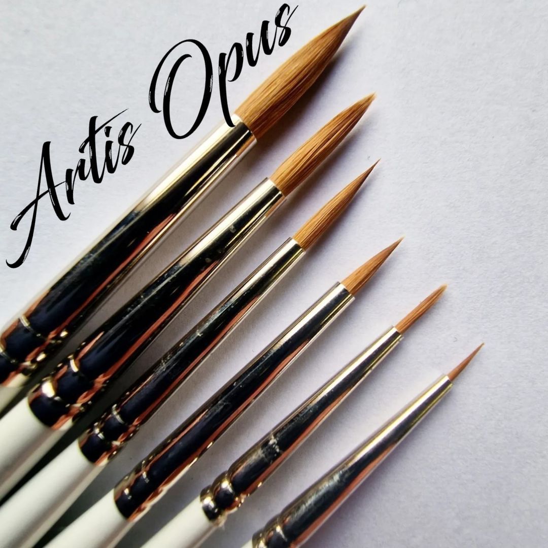 Artis Opus Series S Kolinsky sable brushes fanned out, close-up of the fine tips