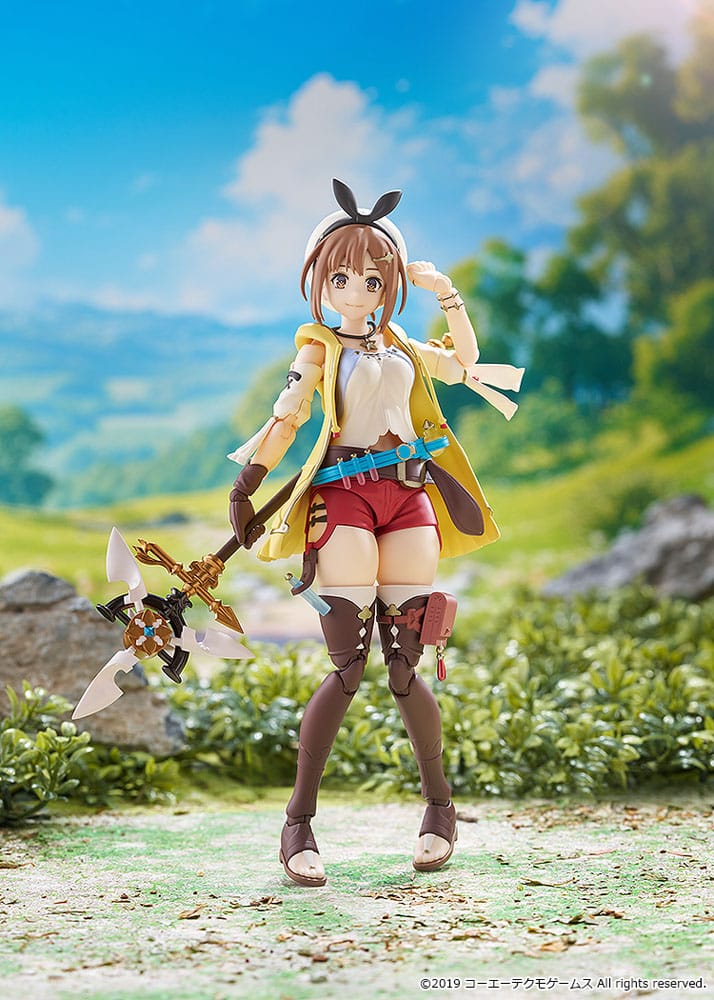 Atelier Ryza Reisalin Stout Plamatea kit by Max Factory posed saluting in a sunny meadow