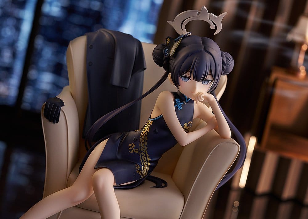 Close-up of Kisaki figure leaning on the armchair arm, night city backdrop