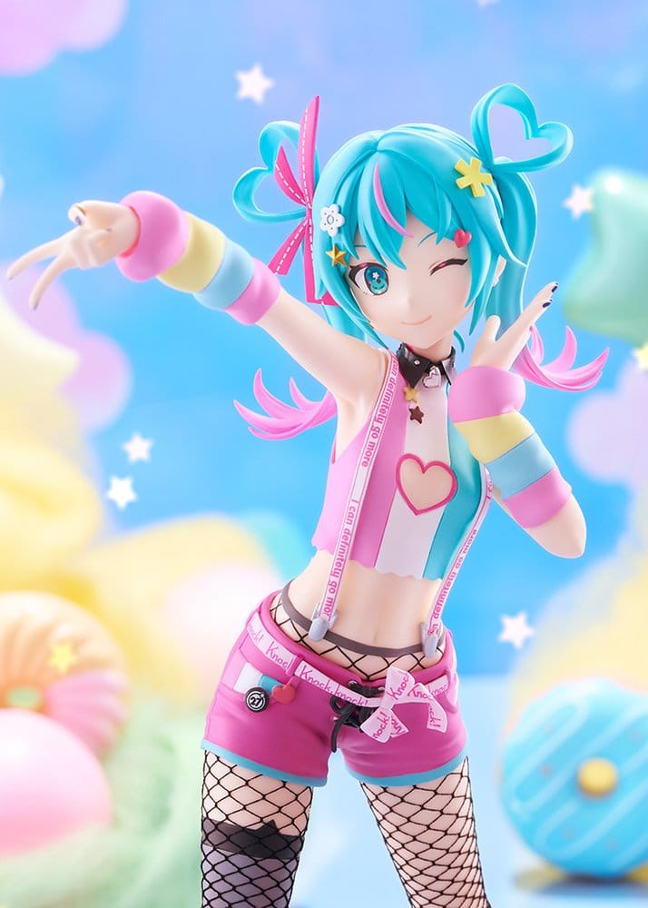 Hatsune Miku Pop Up Parade L DecoMiku (Lightness) figure, close-up of upper body and winking face