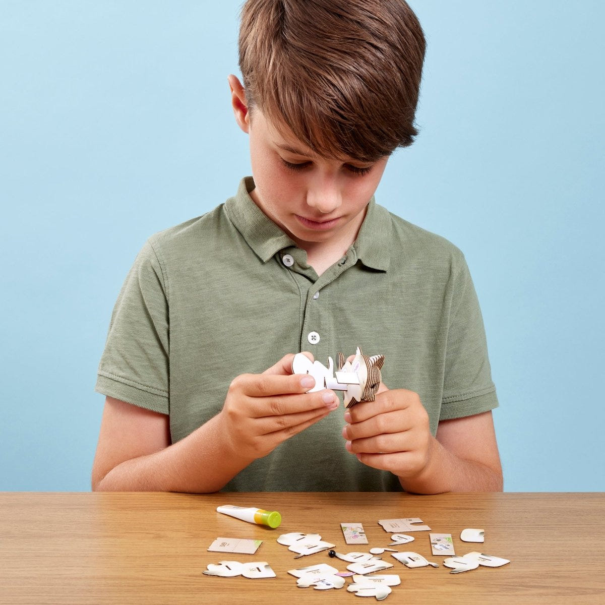 EUGY Cat - Mocha 3D cardboard model kit - child assembling the model