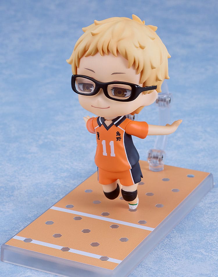 Kei Tsukishima Nendoroid in mid-air with arms stretched out sideways and a smirk, on the court-design base