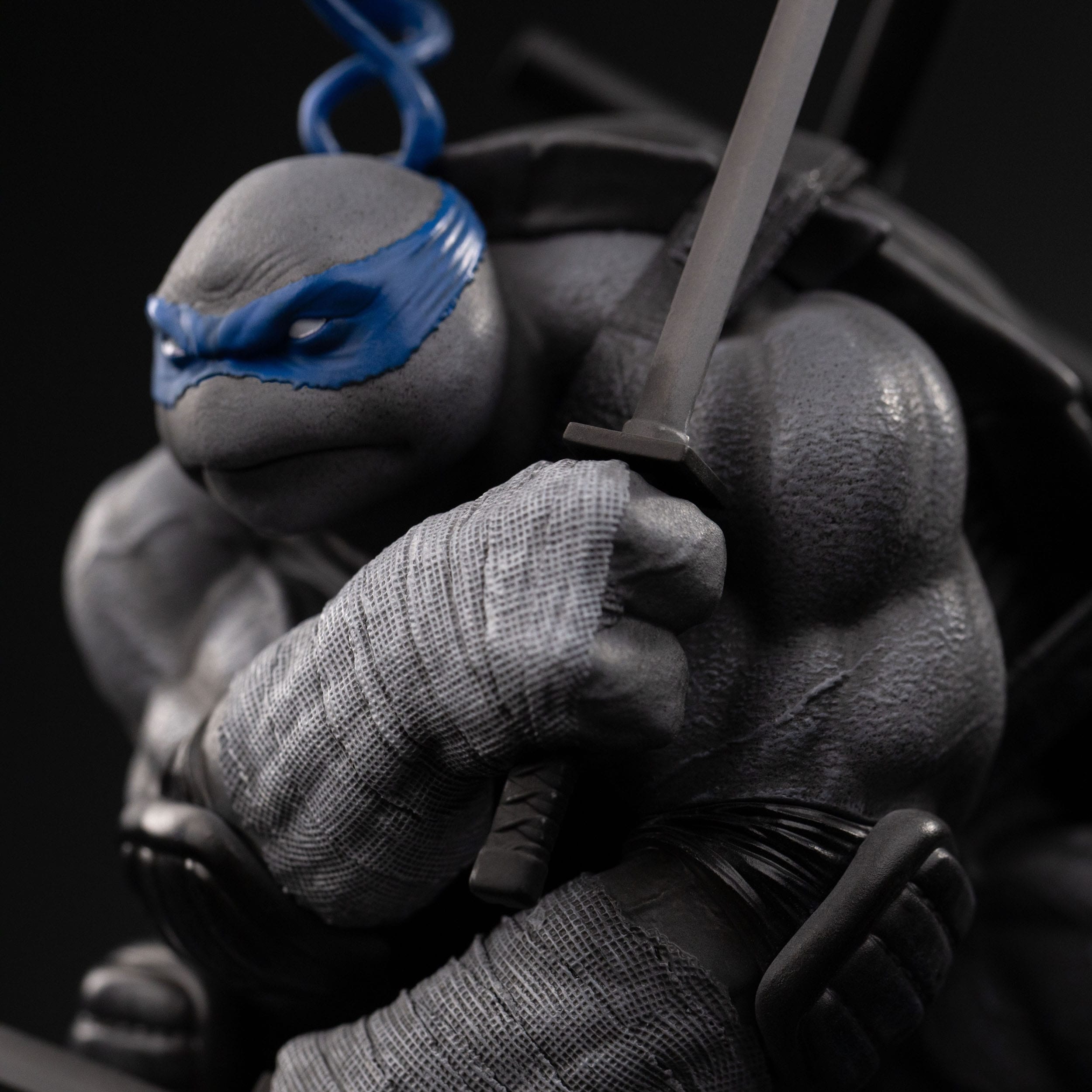Teenage Mutant Ninja Turtles Art Scale Statue 1/10 Leonardo Black and White Variant 26 cm heo exclusive - Loaded Dice