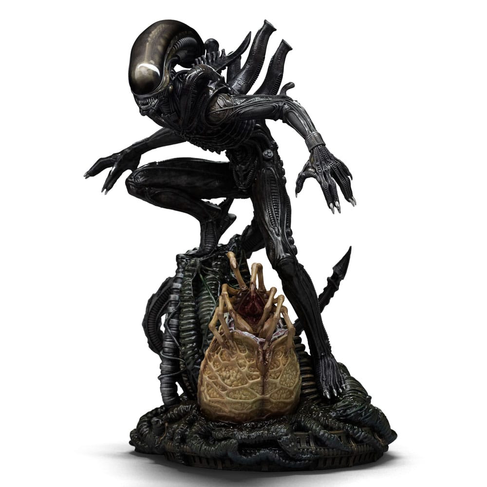 Iron Studios Alien Big Chap 24cm statue, xenomorph crouched over an egg on a biomechanical base