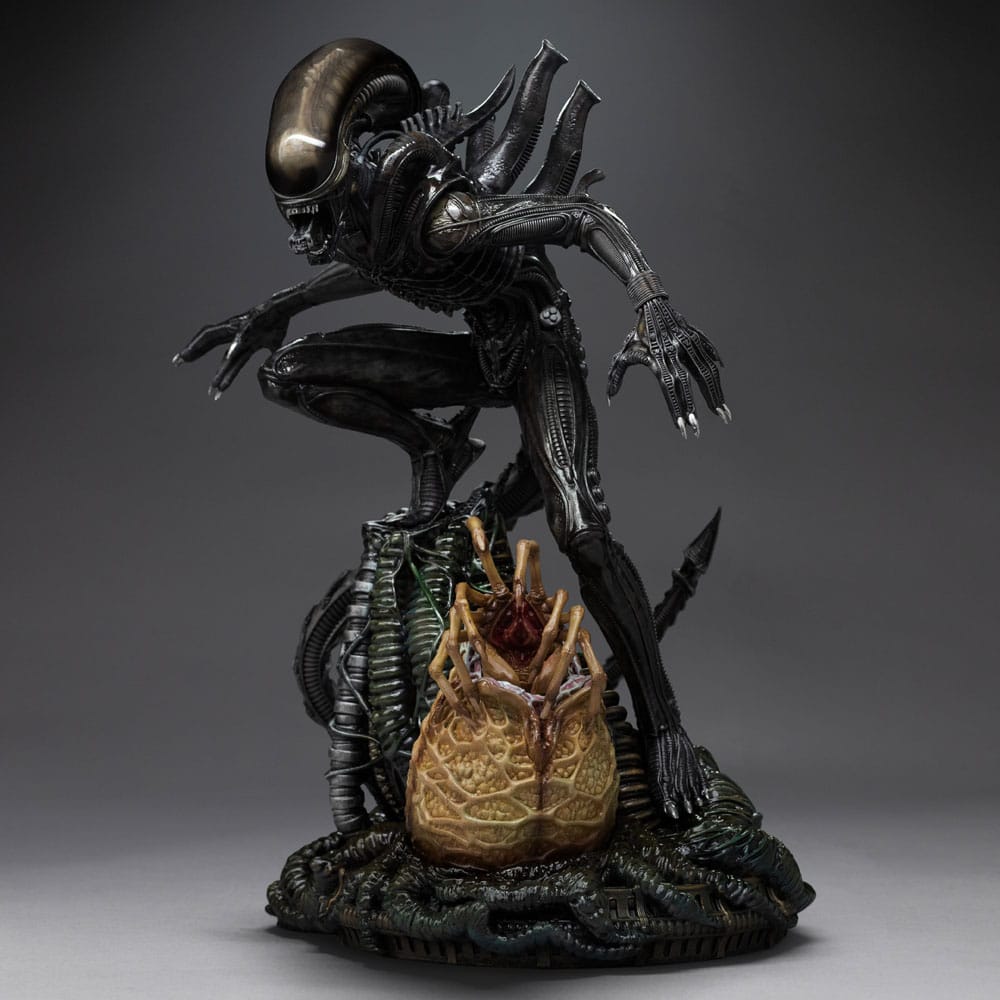 Iron Studios Alien Big Chap statue three-quarter view showing claws, dome head and facehugger egg