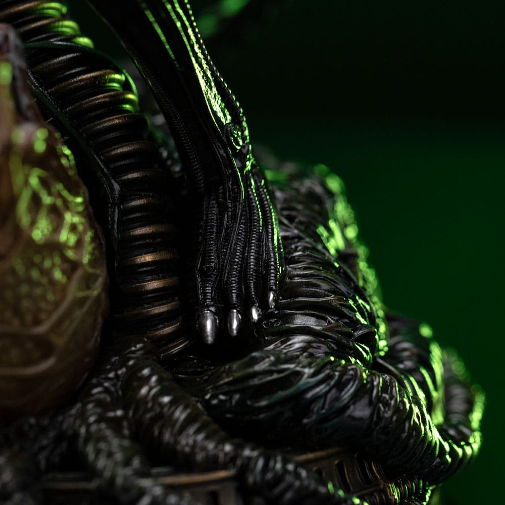 Close-up of the xenomorph's clawed hand resting beside the egg, Iron Studios Alien Big Chap