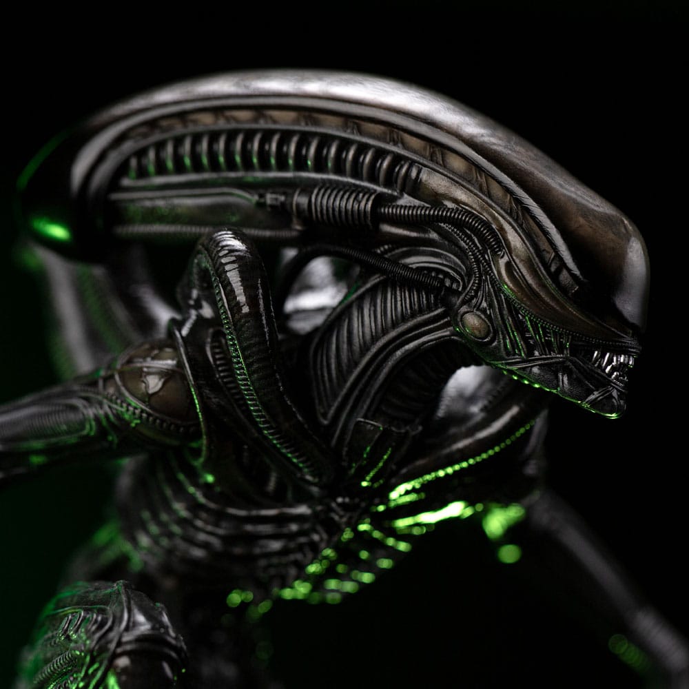 Close-up of the ribbed head and shoulders of the Iron Studios Alien Big Chap xenomorph statue