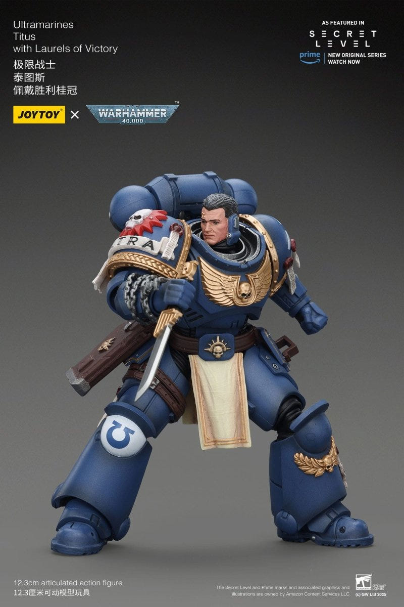 Joy Toy Ultramarines Titus figure with bare head, drawing combat knife