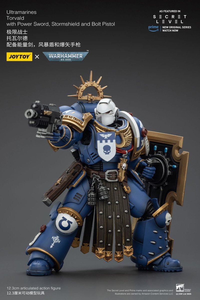 Joy Toy Warhammer 40k: Ultramarines Torvald with Power Sword, Stormshield and Bolt Pistol 13cm - Loaded Dice