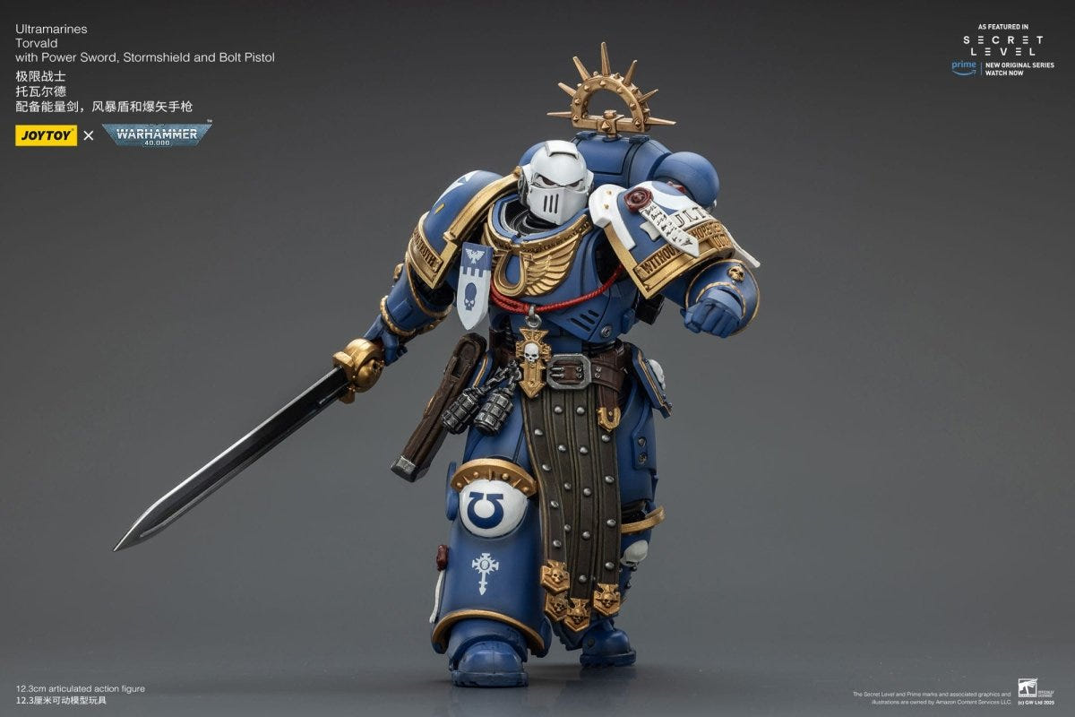 Joy Toy Warhammer 40k Ultramarines Torvald lunging forward with power sword, shield on back