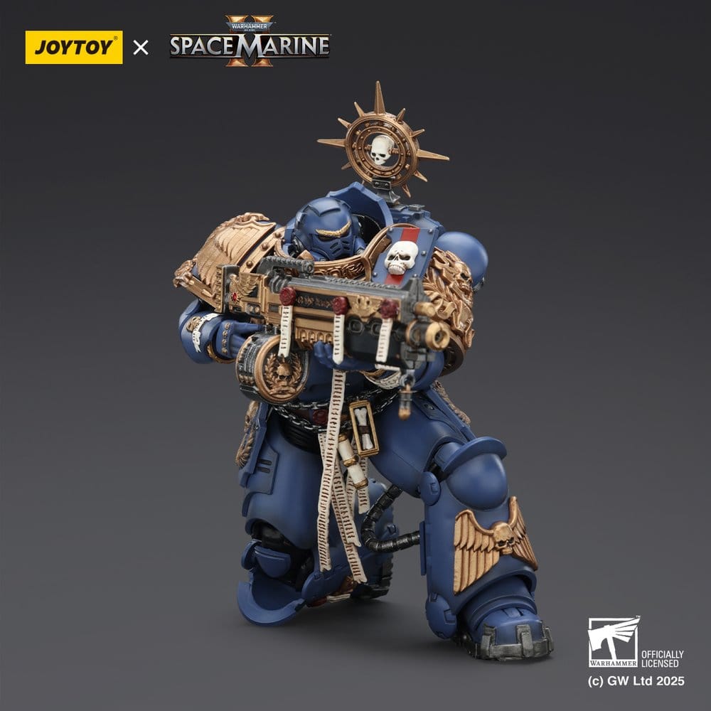 JoyToy Ultramarines Heavy Relic Primus Armour 13 cm action figure, kneeling pose with heavy weapon, dark background