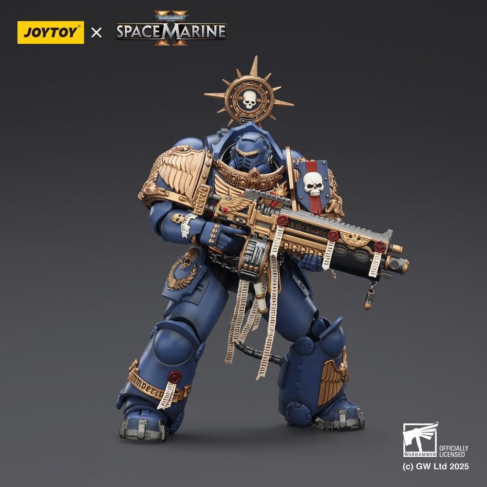 JoyToy Ultramarines Heavy Relic Primus Armour 13 cm action figure, aiming heavy weapon, angled view on dark background