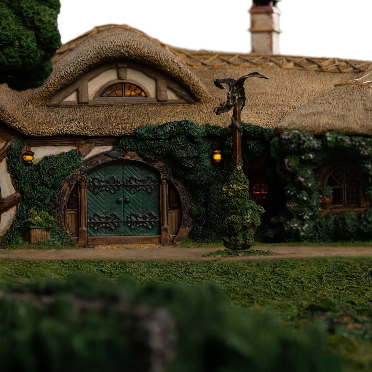 Lord of the Rings Statue The Green Dragon Inn ETA Aug 2026 - Loaded Dice