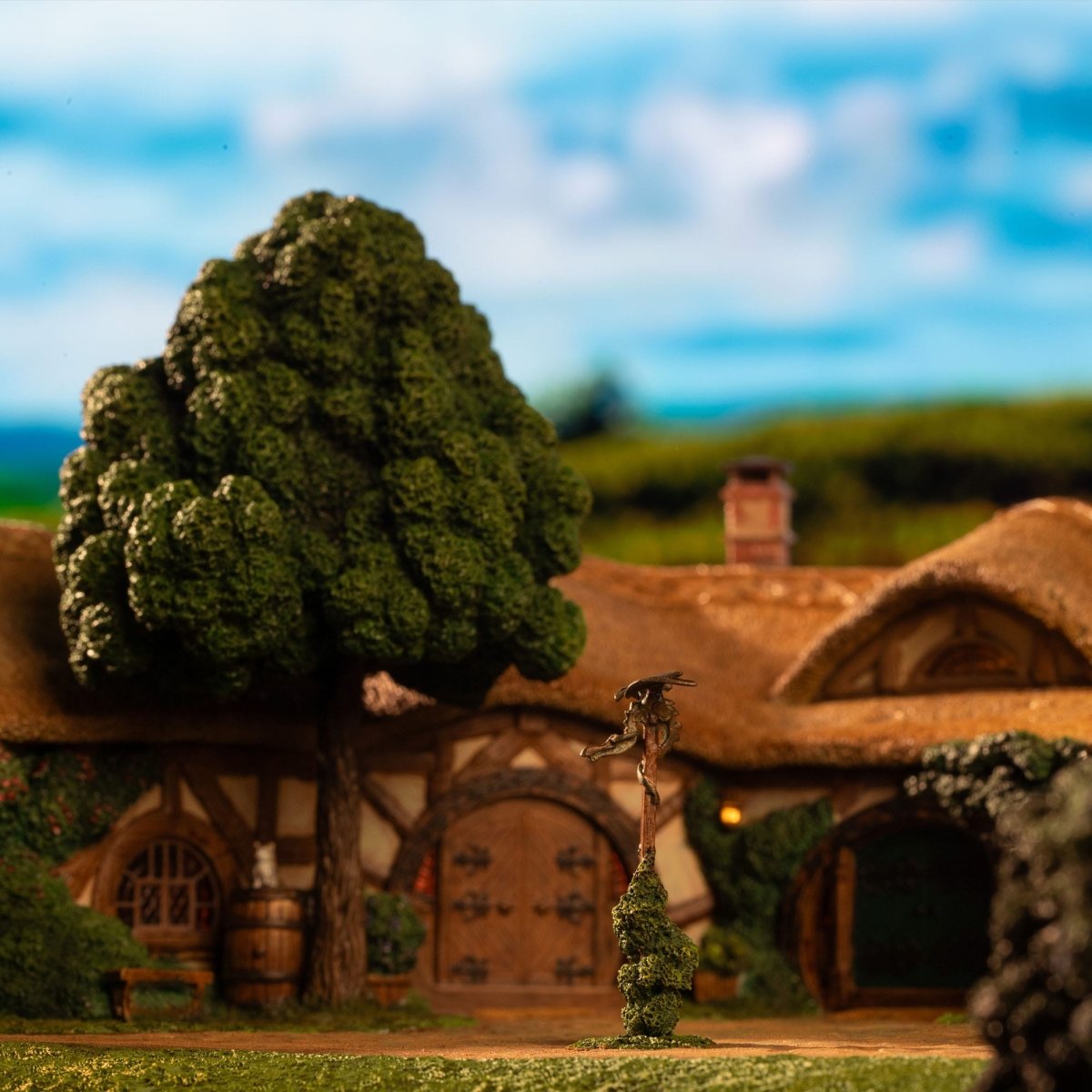 Lord of the Rings Statue The Green Dragon Inn ETA Aug 2026 - Loaded Dice