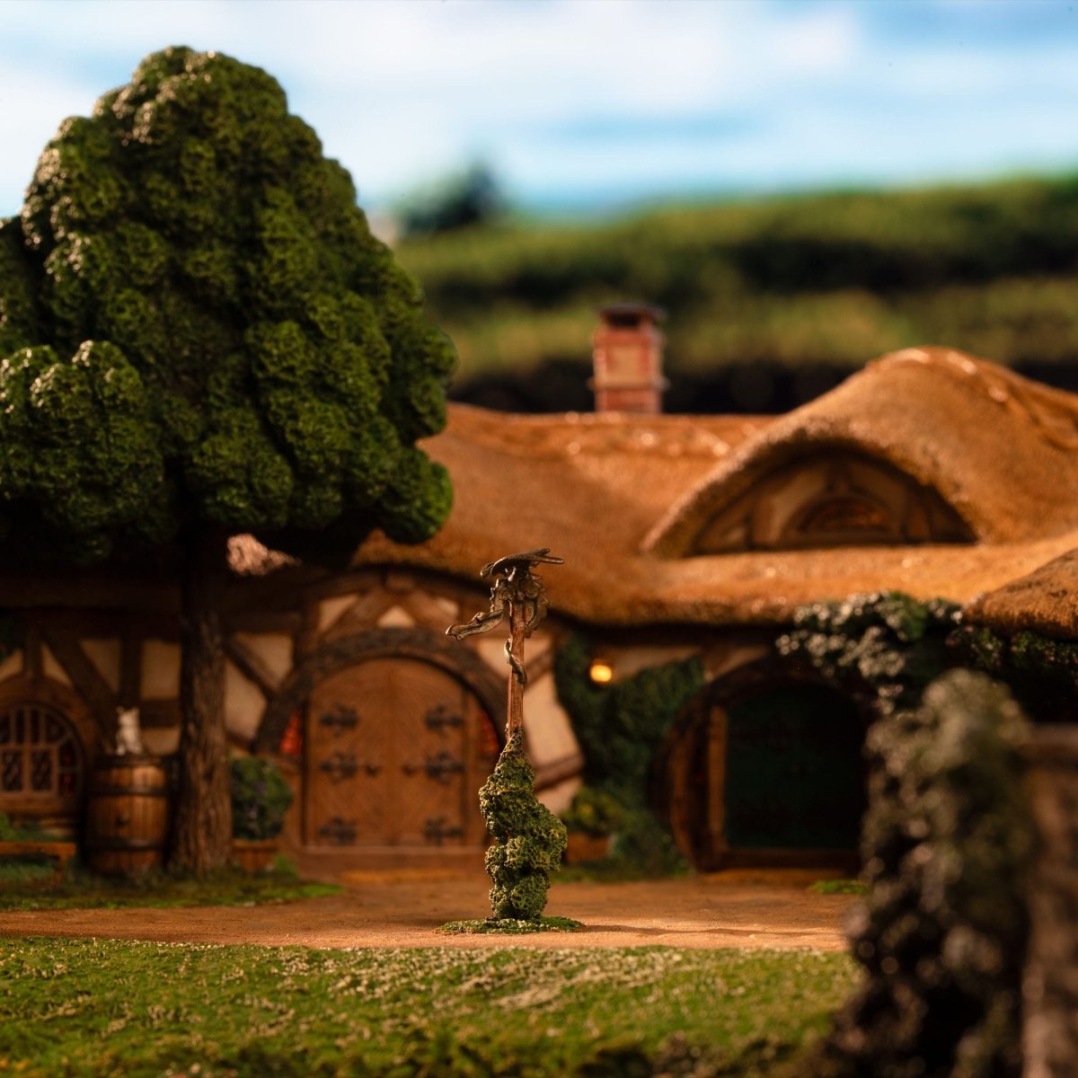 Lord of the Rings Statue The Green Dragon Inn ETA Aug 2026 - Loaded Dice