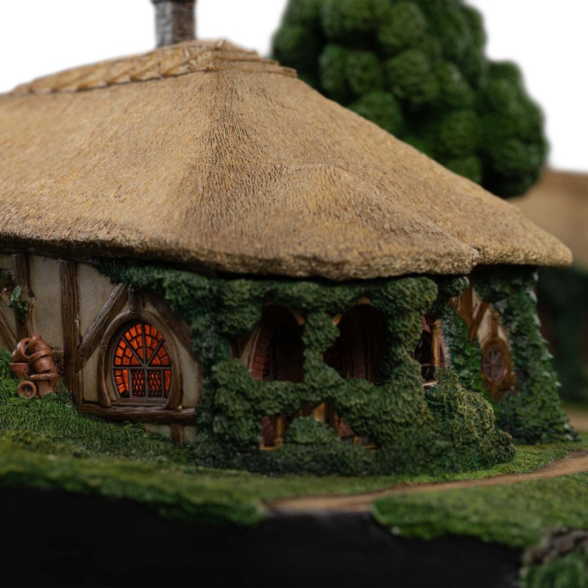 Lord of the Rings Statue The Green Dragon Inn ETA Aug 2026 - Loaded Dice