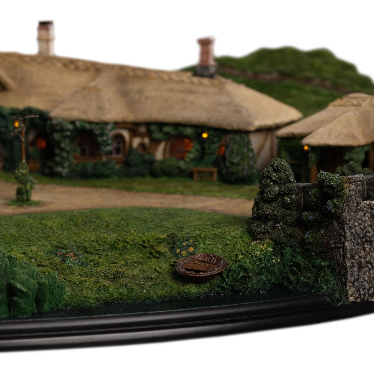 Lord of the Rings Statue The Green Dragon Inn ETA Aug 2026 - Loaded Dice