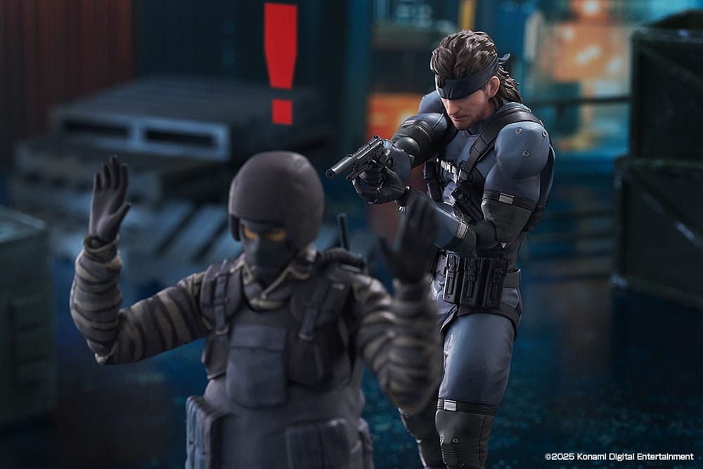 figma Solid Snake holding up an enemy soldier at gunpoint with exclamation mark effect