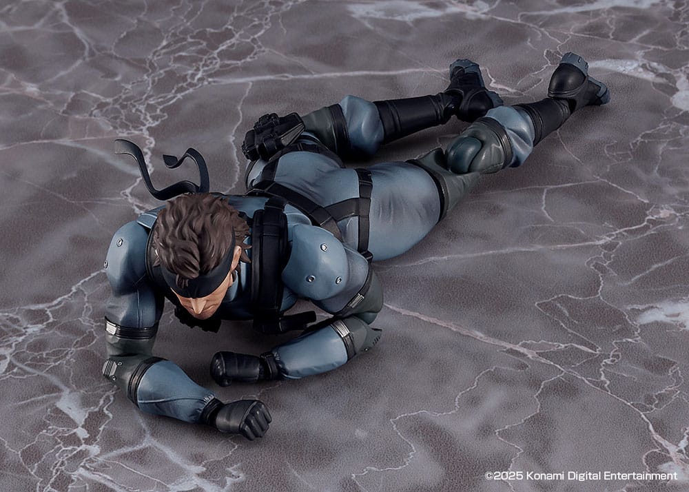 figma Solid Snake lying prone and crawling, showing the figure's articulation