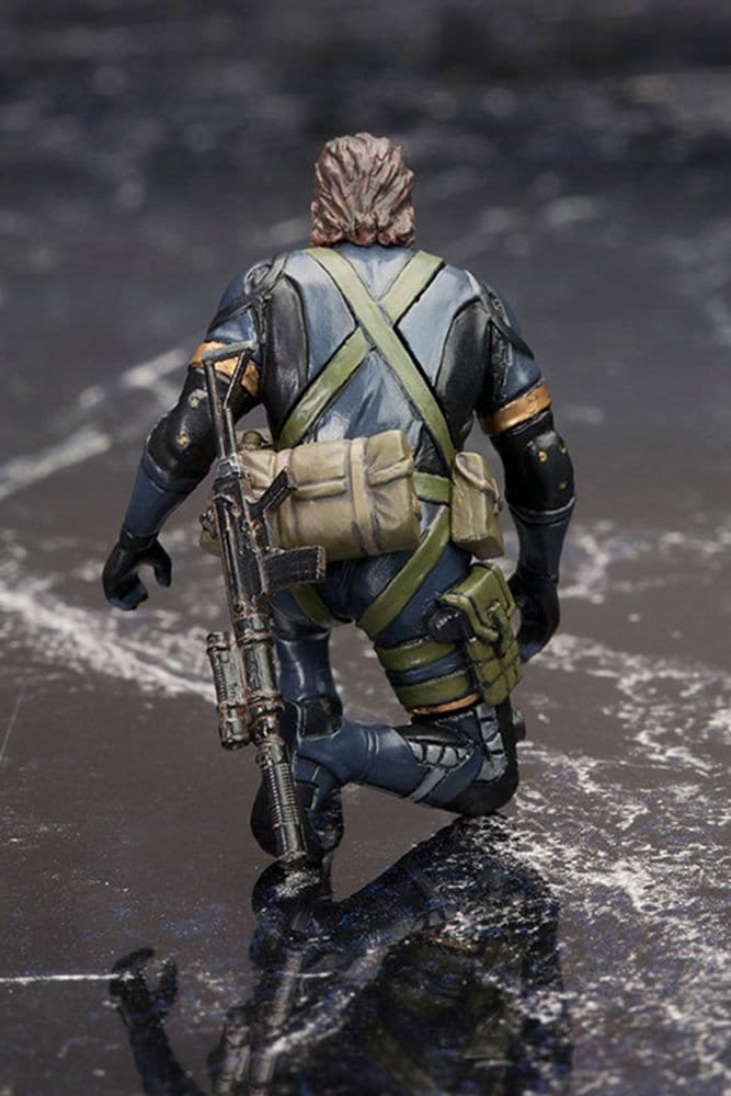 Metal Gear Solid V Ground Zero Set crouching Snake figure rear view