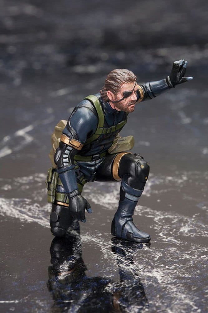 Ground Zero Set crouching Snake figure signalling with raised hand