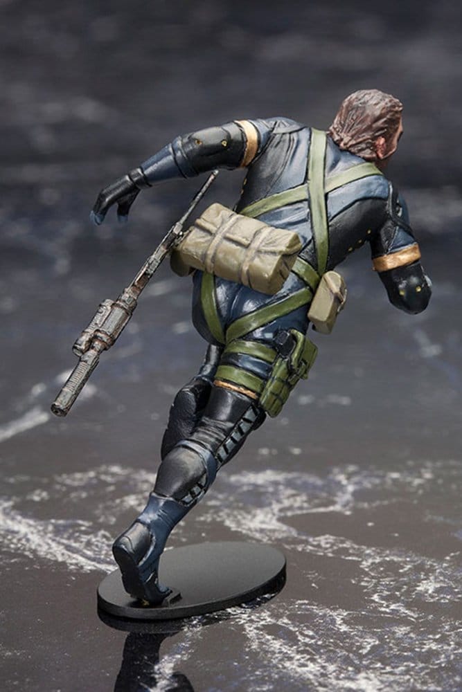 Ground Zero Set running Snake figure rear view with rifle on round base