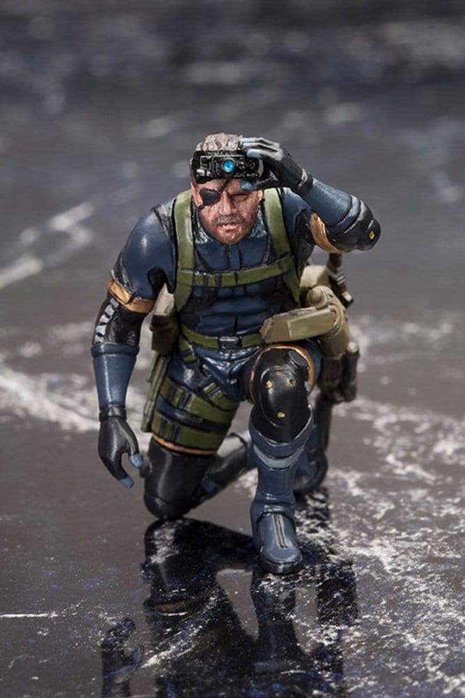 Metal Gear Solid V 1/35 Snake figure crouching with night-vision goggles raised