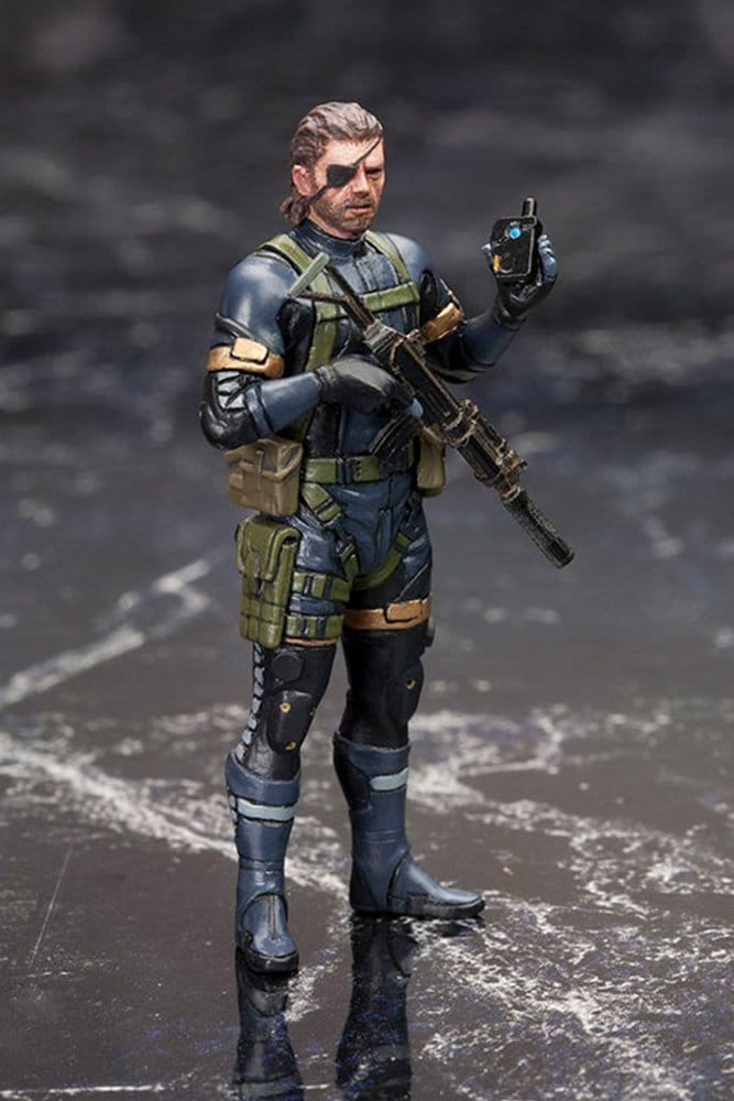 Ground Zero Set Snake figure holding rifle and radio, front view